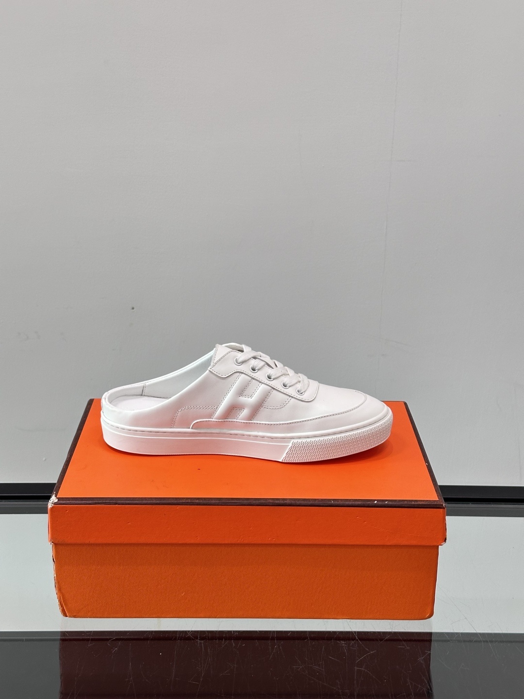 Hermes KeeP半拖运动鞋👟拖鞋爱好者狂喜作为一双拖鞋 他居然还有内增高👍好喜欢很干净秀气。这次经