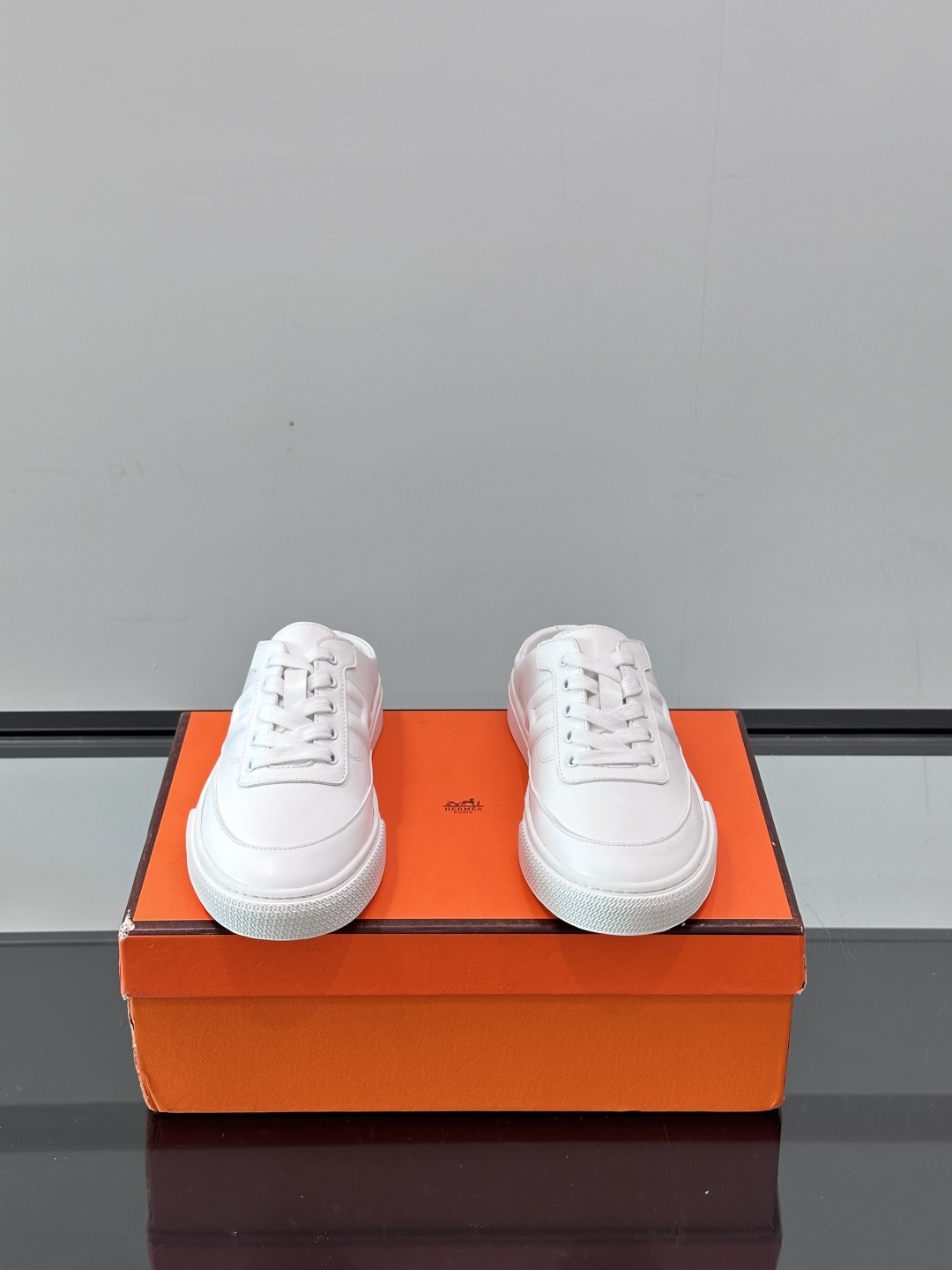 Hermes KeeP半拖运动鞋👟拖鞋爱好者狂喜作为一双拖鞋 他居然还有内增高👍好喜欢很干净秀气。这次经