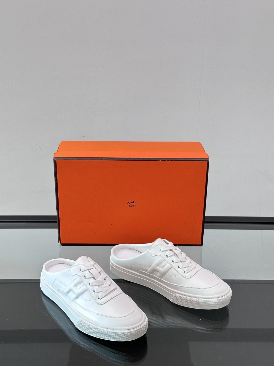 Hermes KeeP半拖运动鞋👟拖鞋爱好者狂喜作为一双拖鞋 他居然还有内增高👍好喜欢很干净秀气。这次经