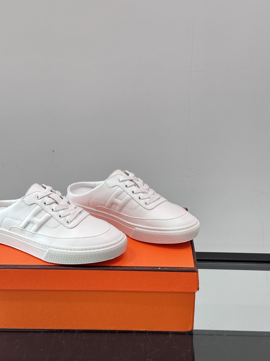 Hermes KeeP半拖运动鞋👟拖鞋爱好者狂喜作为一双拖鞋 他居然还有内增高👍好喜欢很干净秀气。这次经