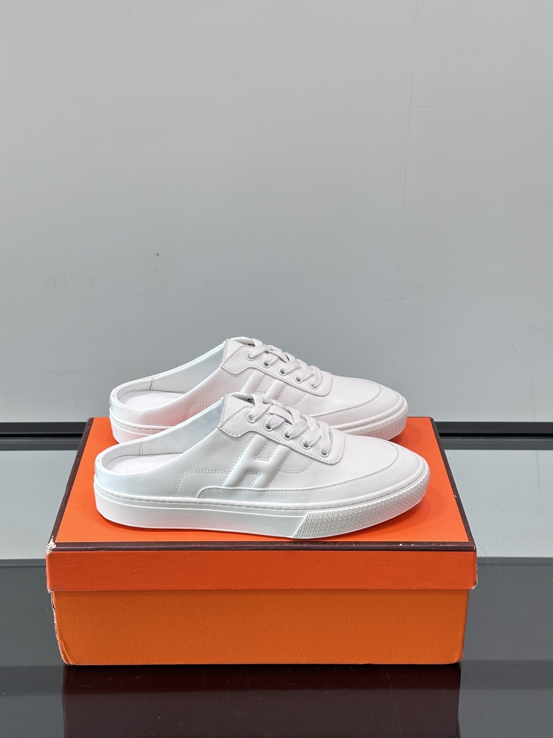 Hermes KeeP半拖运动鞋👟拖鞋爱好者狂喜作为一双拖鞋 他居然还有内增高👍好喜欢很干净秀气。这次经