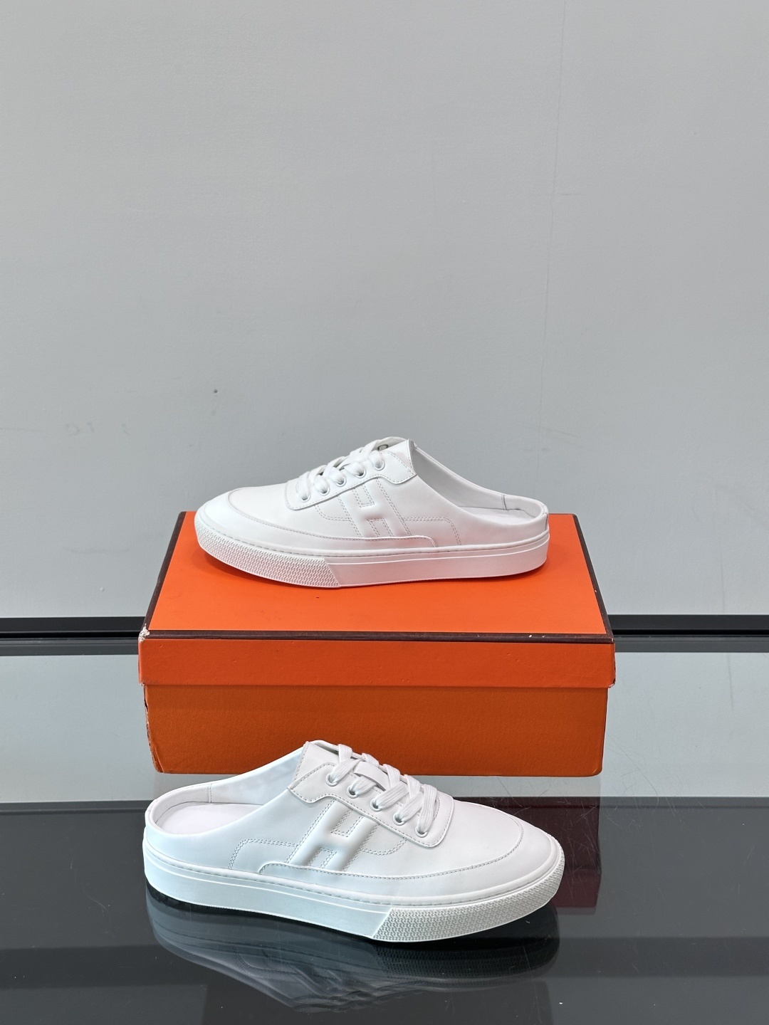 Hermes KeeP半拖运动鞋👟拖鞋爱好者狂喜作为一双拖鞋 他居然还有内增高👍好喜欢很干净秀气。这次经