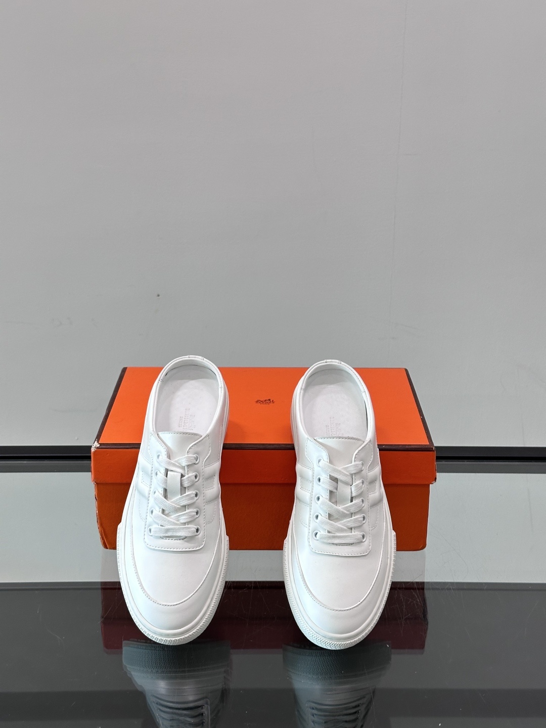Hermes KeeP半拖运动鞋👟拖鞋爱好者狂喜作为一双拖鞋 他居然还有内增高👍好喜欢很干净秀气。这次经