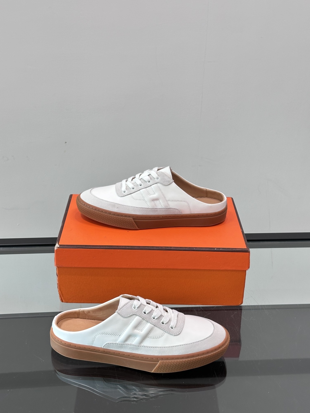 Hermes KeeP半拖运动鞋👟拖鞋爱好者狂喜作为一双拖鞋 他居然还有内增高👍好喜欢很干净秀气。这次经