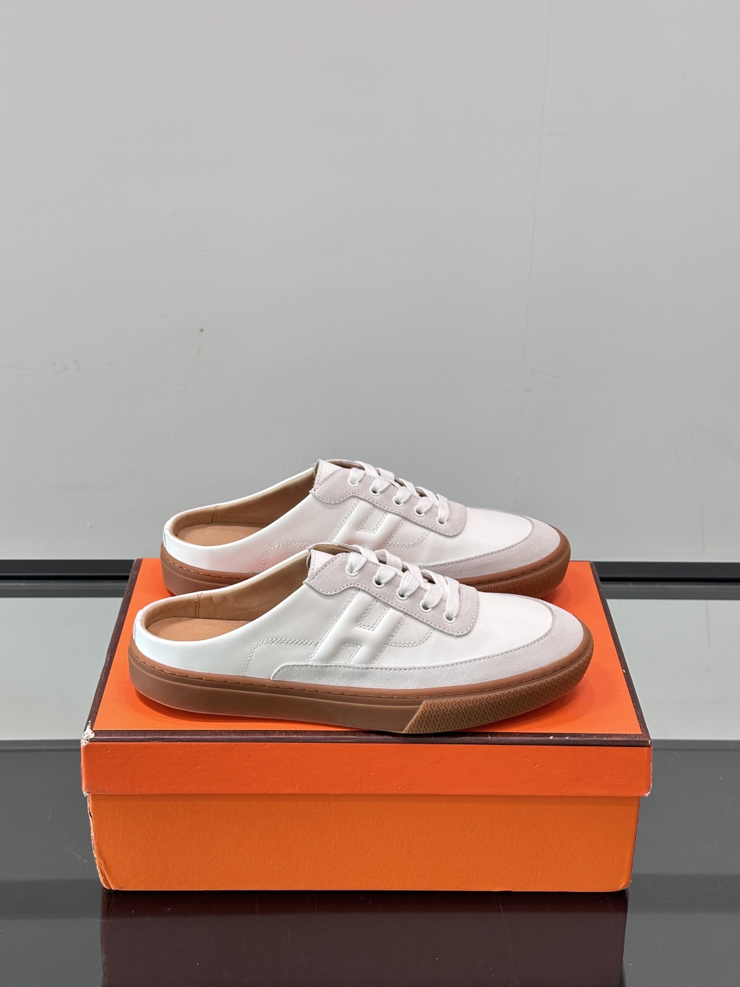 Hermes KeeP半拖运动鞋👟拖鞋爱好者狂喜作为一双拖鞋 他居然还有内增高👍好喜欢很干净秀气。这次经