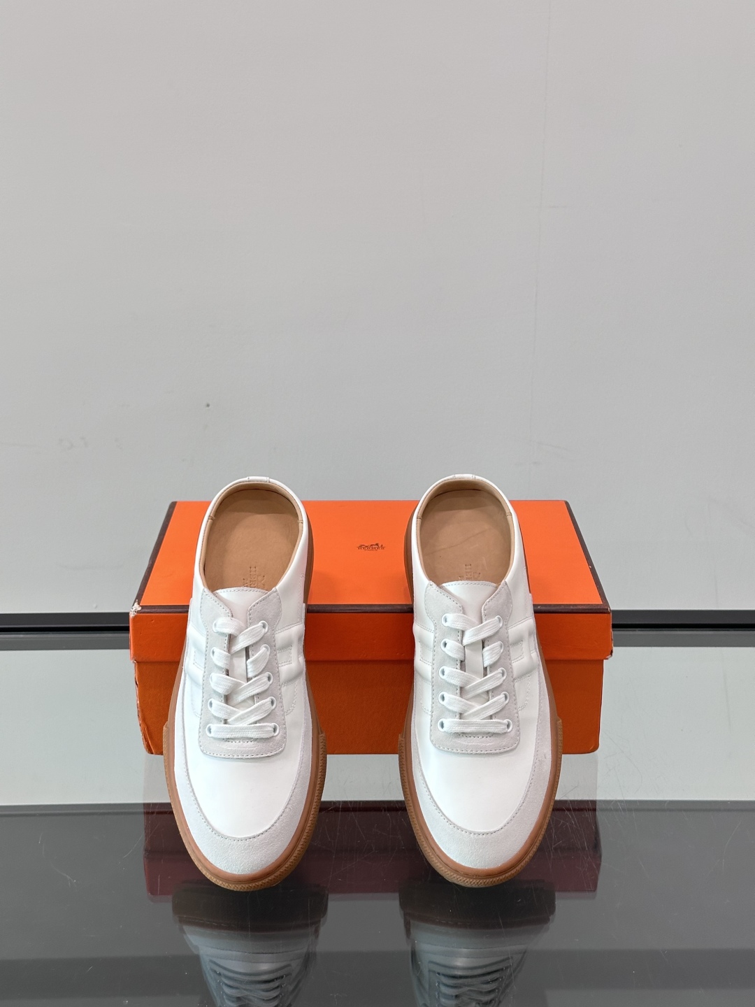 Hermes KeeP半拖运动鞋👟拖鞋爱好者狂喜作为一双拖鞋 他居然还有内增高👍好喜欢很干净秀气。这次经