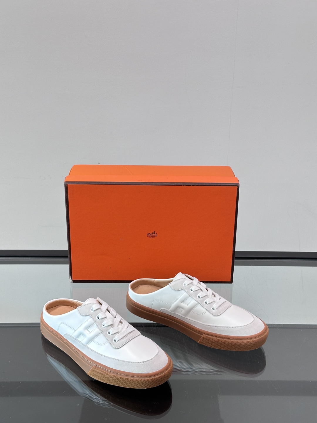Hermes KeeP半拖运动鞋👟拖鞋爱好者狂喜作为一双拖鞋 他居然还有内增高👍好喜欢很干净秀气。这次经