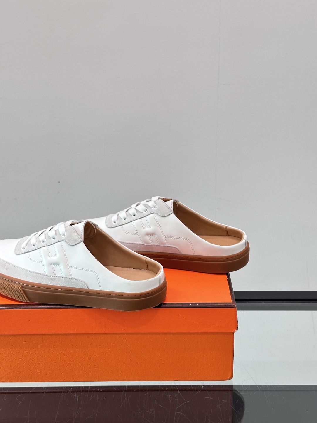 Hermes KeeP半拖运动鞋👟拖鞋爱好者狂喜作为一双拖鞋 他居然还有内增高👍好喜欢很干净秀气。这次经