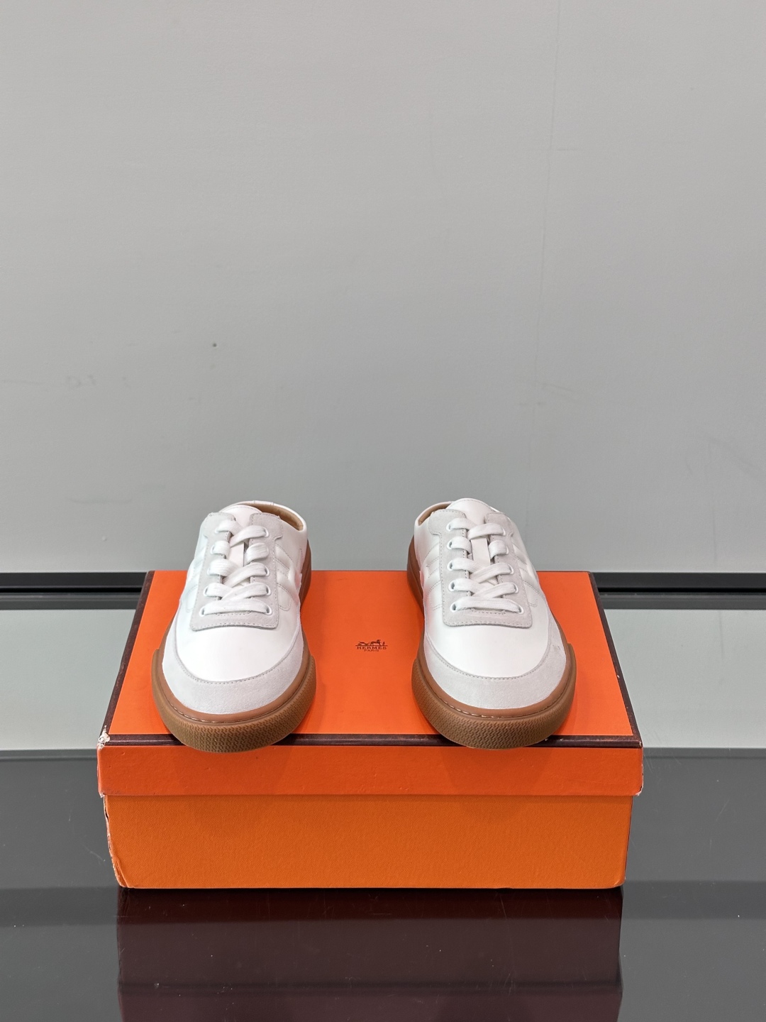 Hermes KeeP半拖运动鞋👟拖鞋爱好者狂喜作为一双拖鞋 他居然还有内增高👍好喜欢很干净秀气。这次经