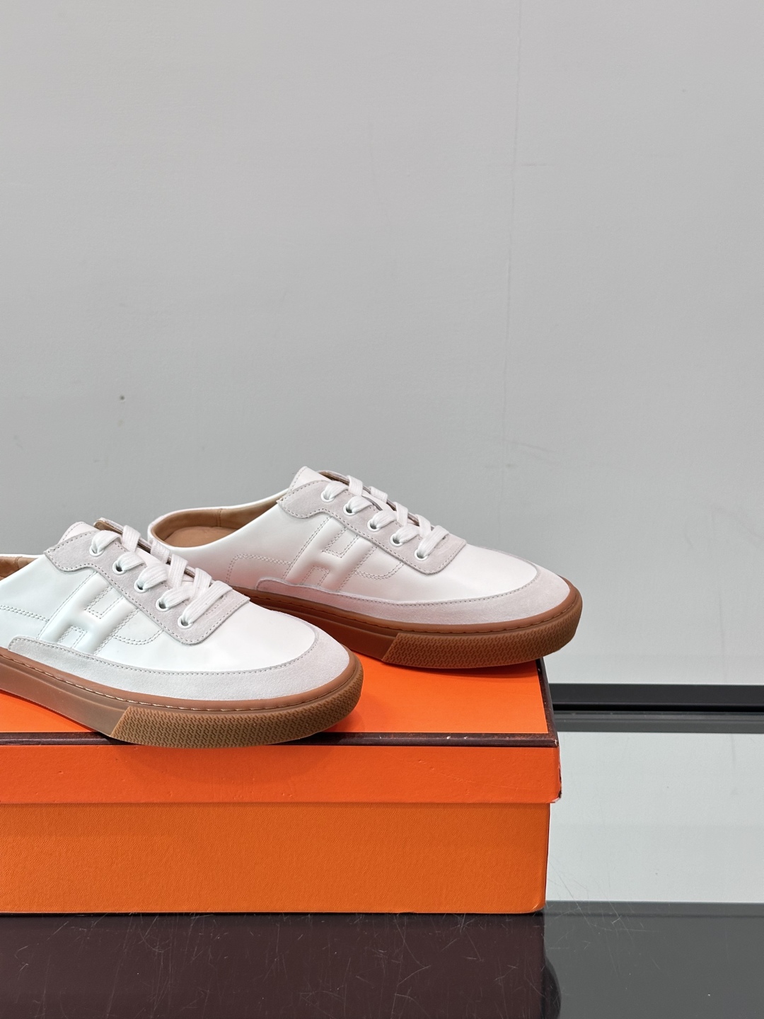Hermes KeeP半拖运动鞋👟拖鞋爱好者狂喜作为一双拖鞋 他居然还有内增高👍好喜欢很干净秀气。这次经