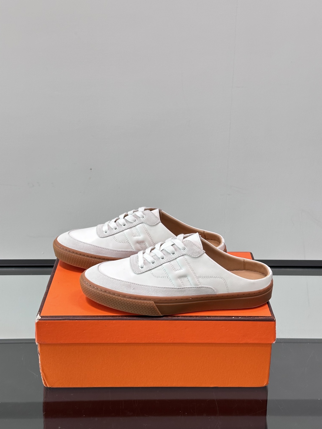 Hermes KeeP半拖运动鞋👟拖鞋爱好者狂喜作为一双拖鞋 他居然还有内增高👍好喜欢很干净秀气。这次经