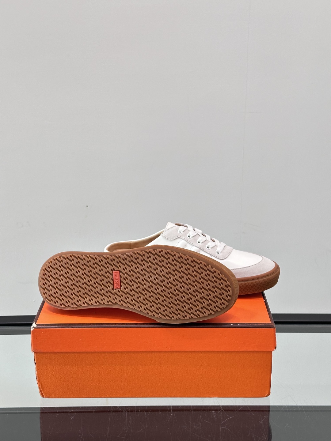 Hermes KeeP半拖运动鞋👟拖鞋爱好者狂喜作为一双拖鞋 他居然还有内增高👍好喜欢很干净秀气。这次经