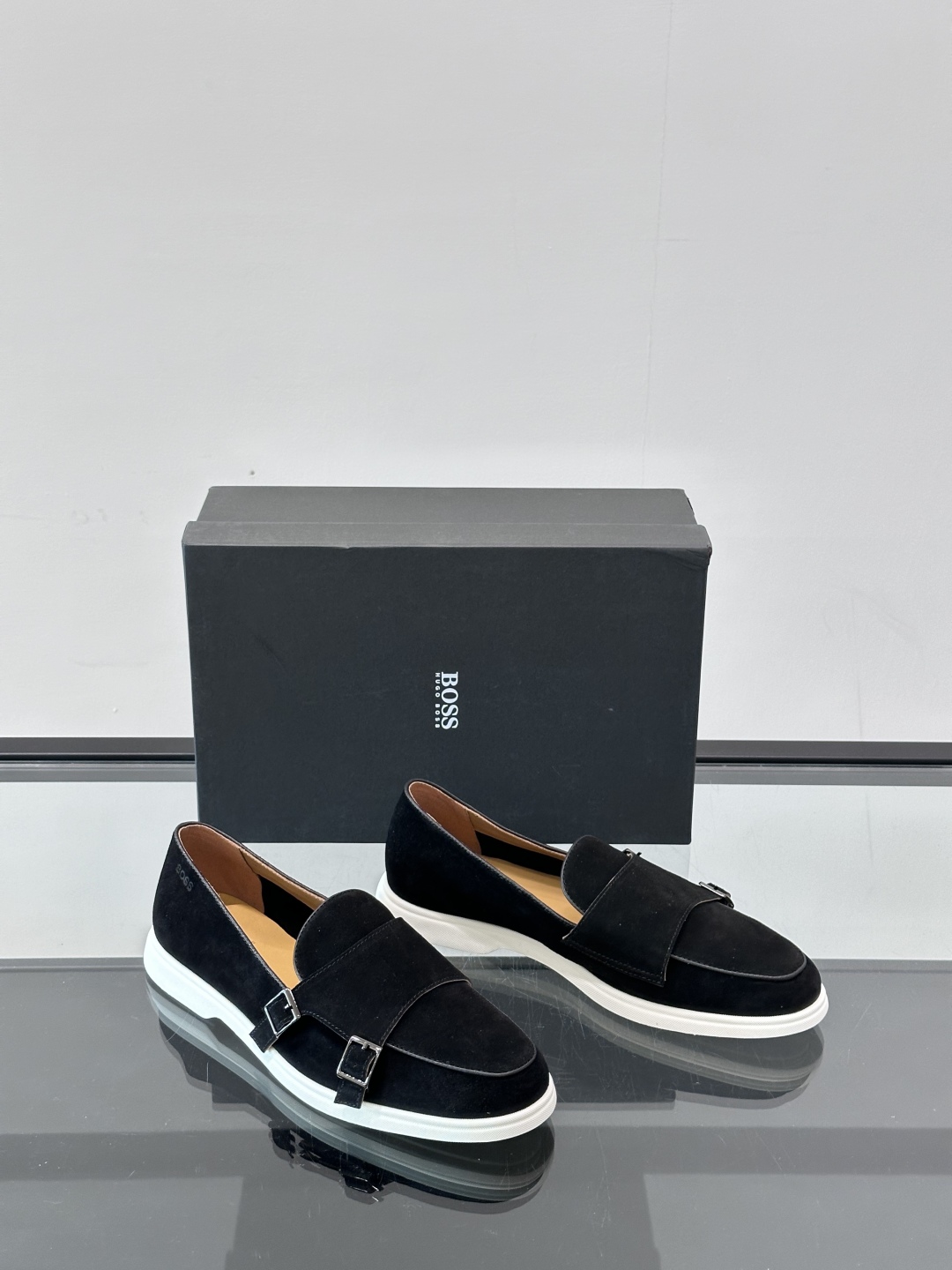  BOSS 男士新款套脚乐福鞋👞
顶级高品！选用粒面小牛皮、麂皮面料制成，细致均匀的手工马克走线，经典乐