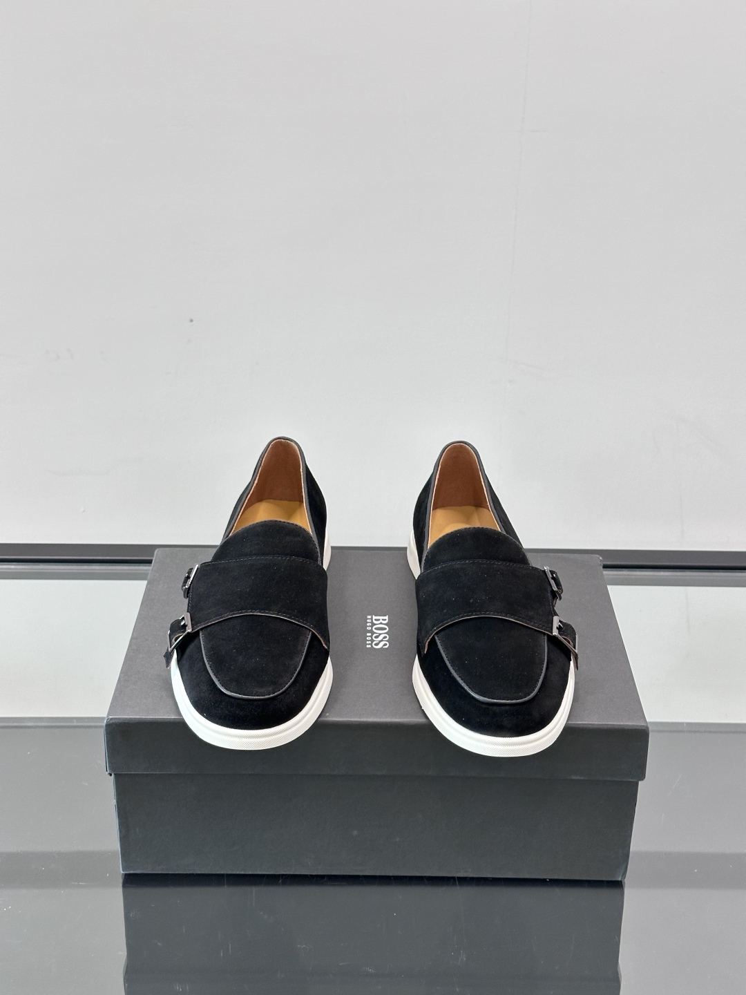  BOSS 男士新款套脚乐福鞋👞
顶级高品！选用粒面小牛皮、麂皮面料制成，细致均匀的手工马克走线，经典乐