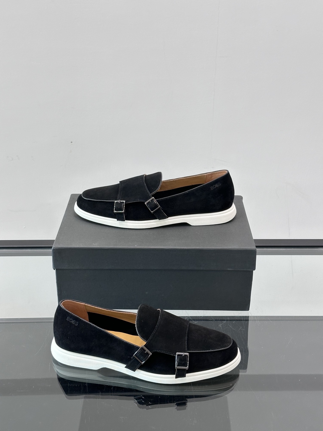  BOSS 男士新款套脚乐福鞋👞
顶级高品！选用粒面小牛皮、麂皮面料制成，细致均匀的手工马克走线，经典乐