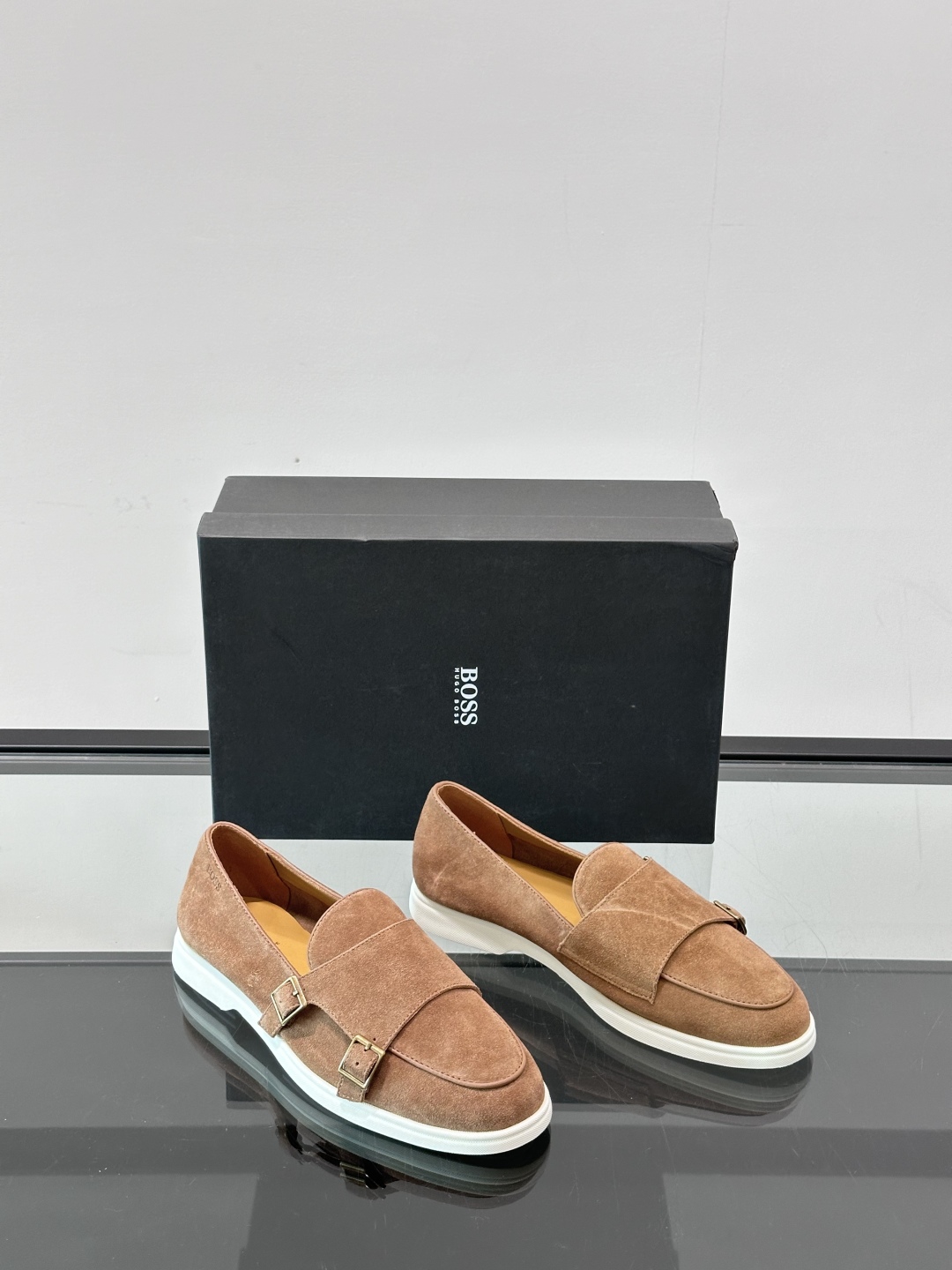  BOSS 男士新款套脚乐福鞋👞
顶级高品！选用粒面小牛皮、麂皮面料制成，细致均匀的手工马克走线，经典乐
