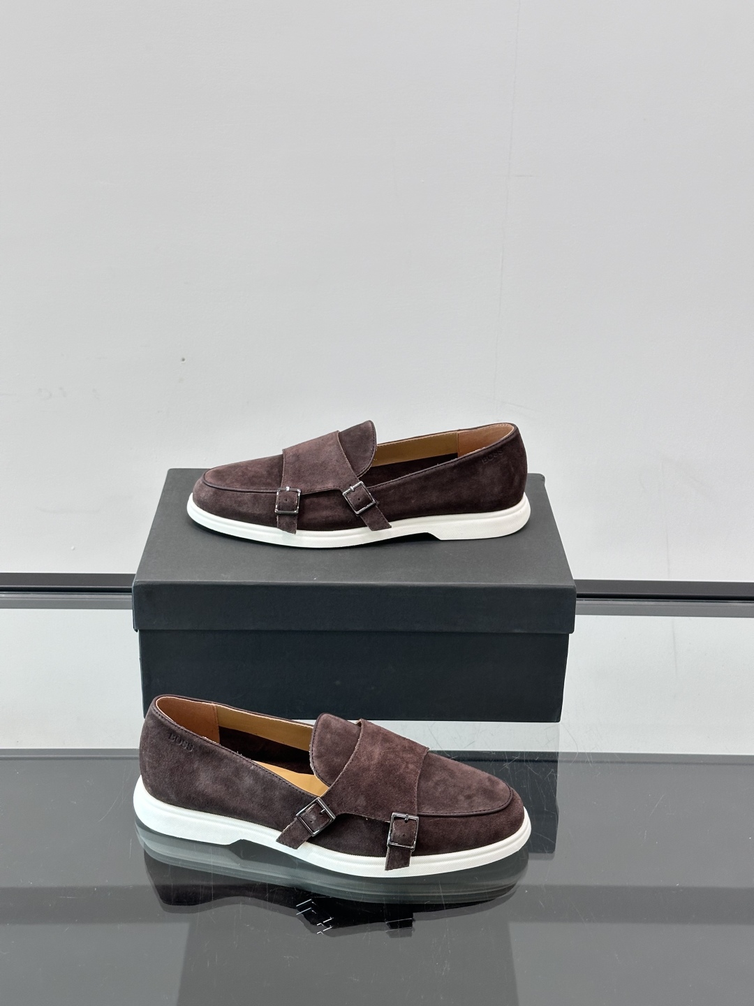  BOSS 男士新款套脚乐福鞋👞
顶级高品！选用粒面小牛皮、麂皮面料制成，细致均匀的手工马克走线，经典乐