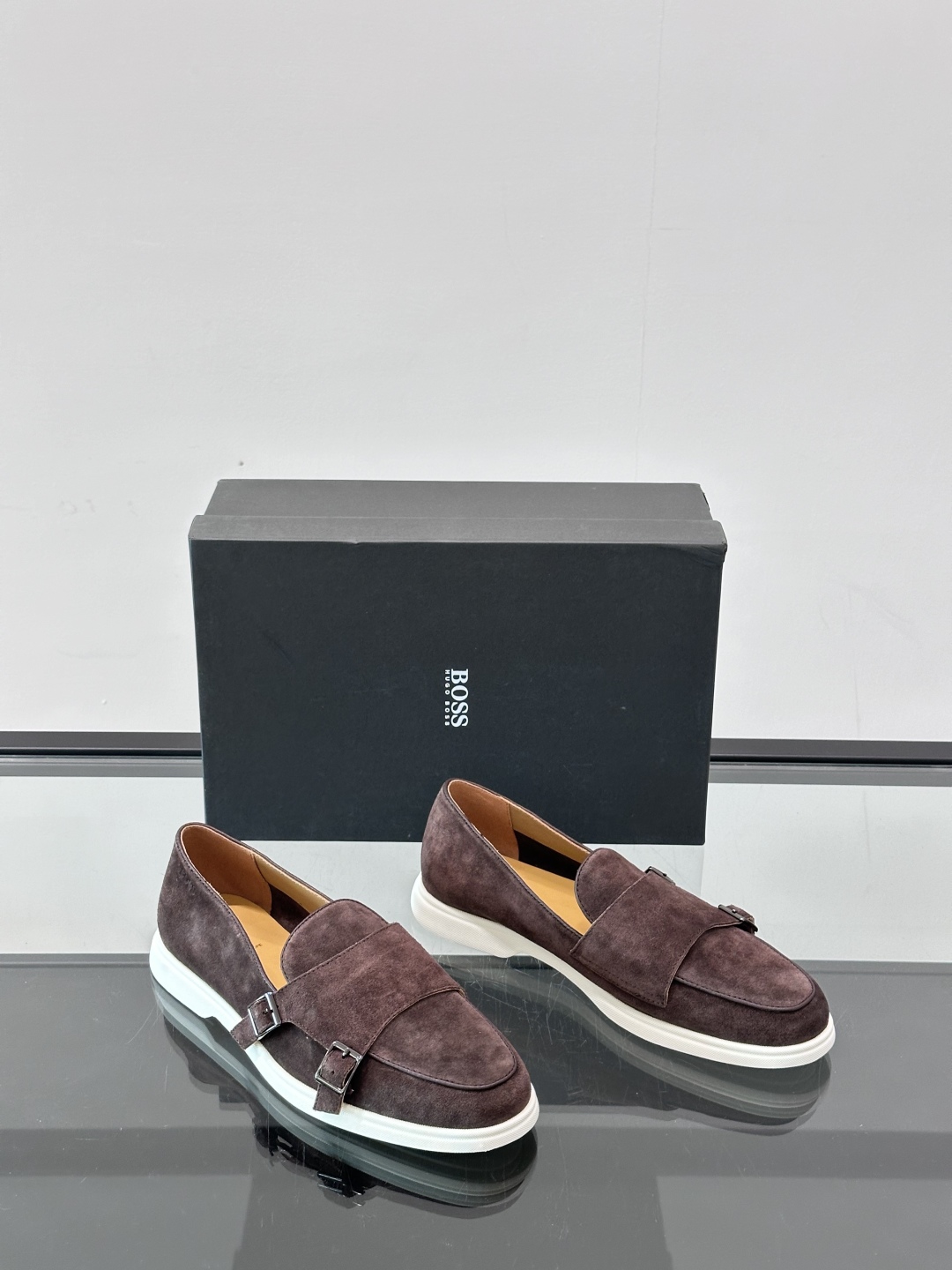  BOSS 男士新款套脚乐福鞋👞
顶级高品！选用粒面小牛皮、麂皮面料制成，细致均匀的手工马克走线，经典乐
