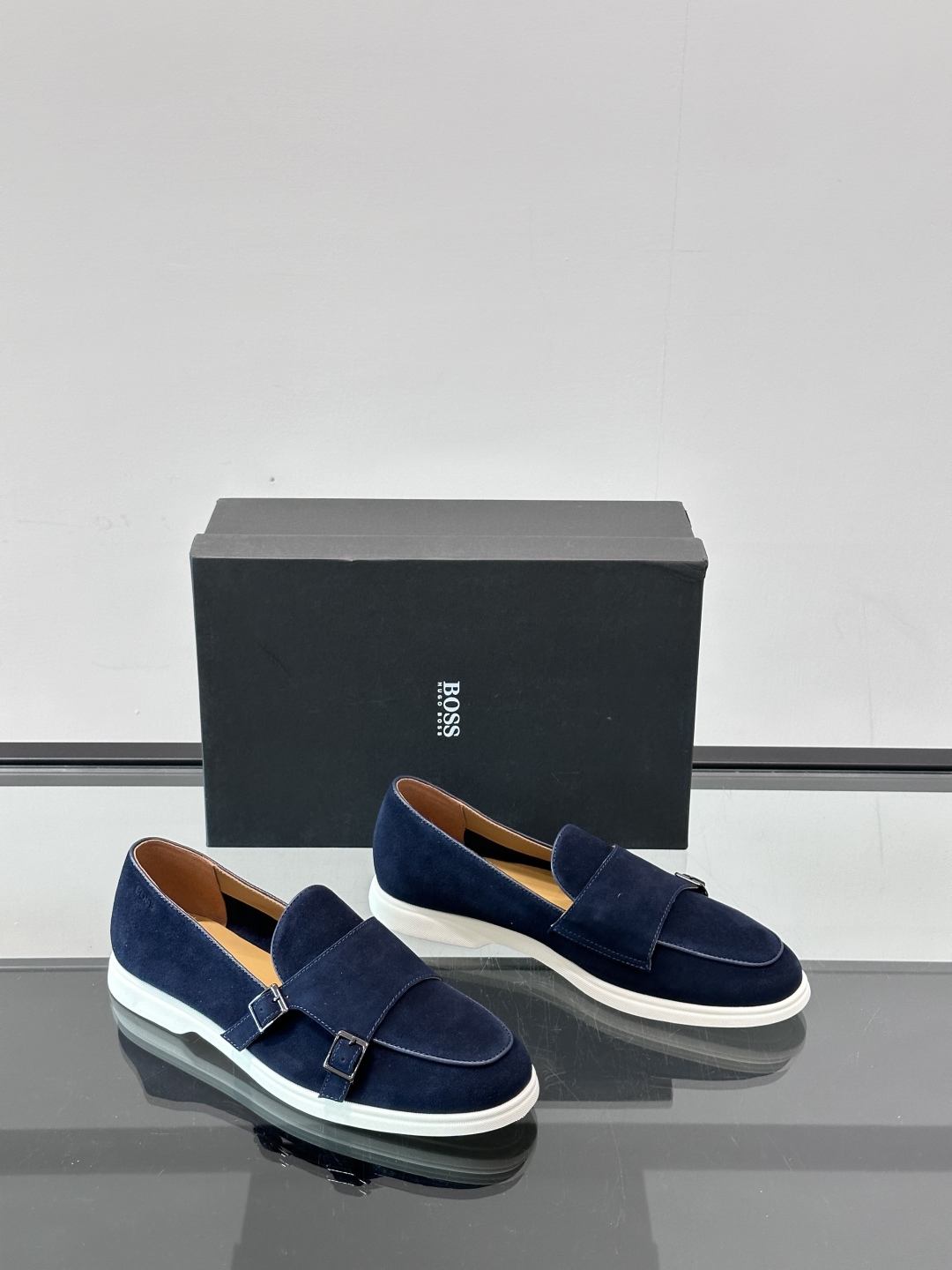  BOSS 男士新款套脚乐福鞋👞
顶级高品！选用粒面小牛皮、麂皮面料制成，细致均匀的手工马克走线，经典乐