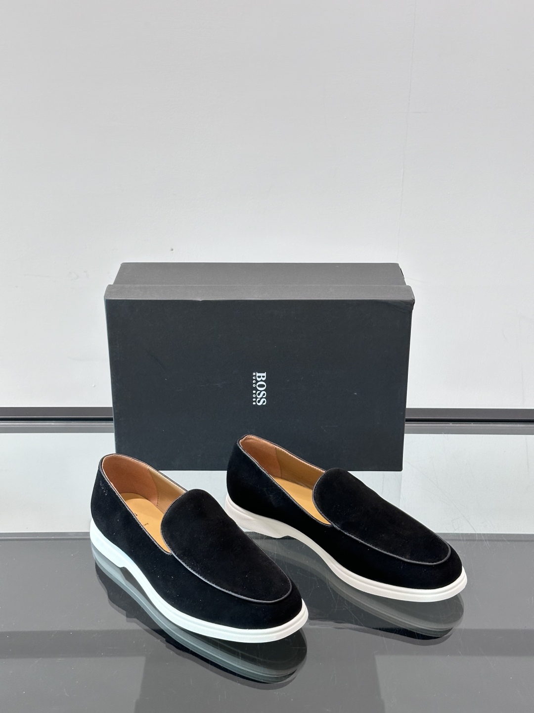  BOSS 男士新款套脚乐福鞋👞
顶级高品！选用粒面小牛皮、麂皮面料制成，细致均匀的手工马克走线，经典乐