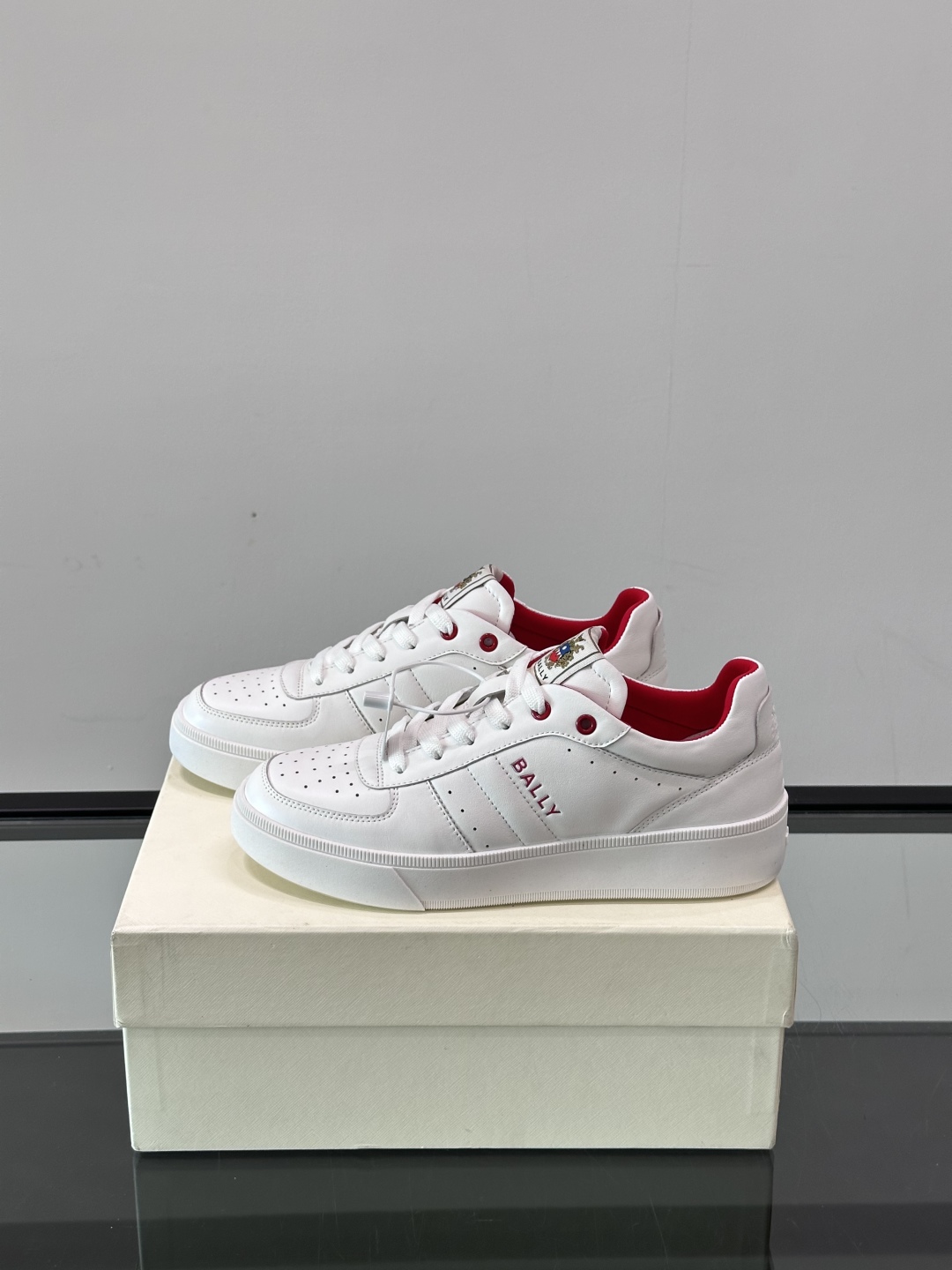 BALLY/巴利 男士新款皮革休闲运动鞋，这款运动鞋采用进口小牛皮制成，搭配经典橡胶鞋底，在永恒的设计中