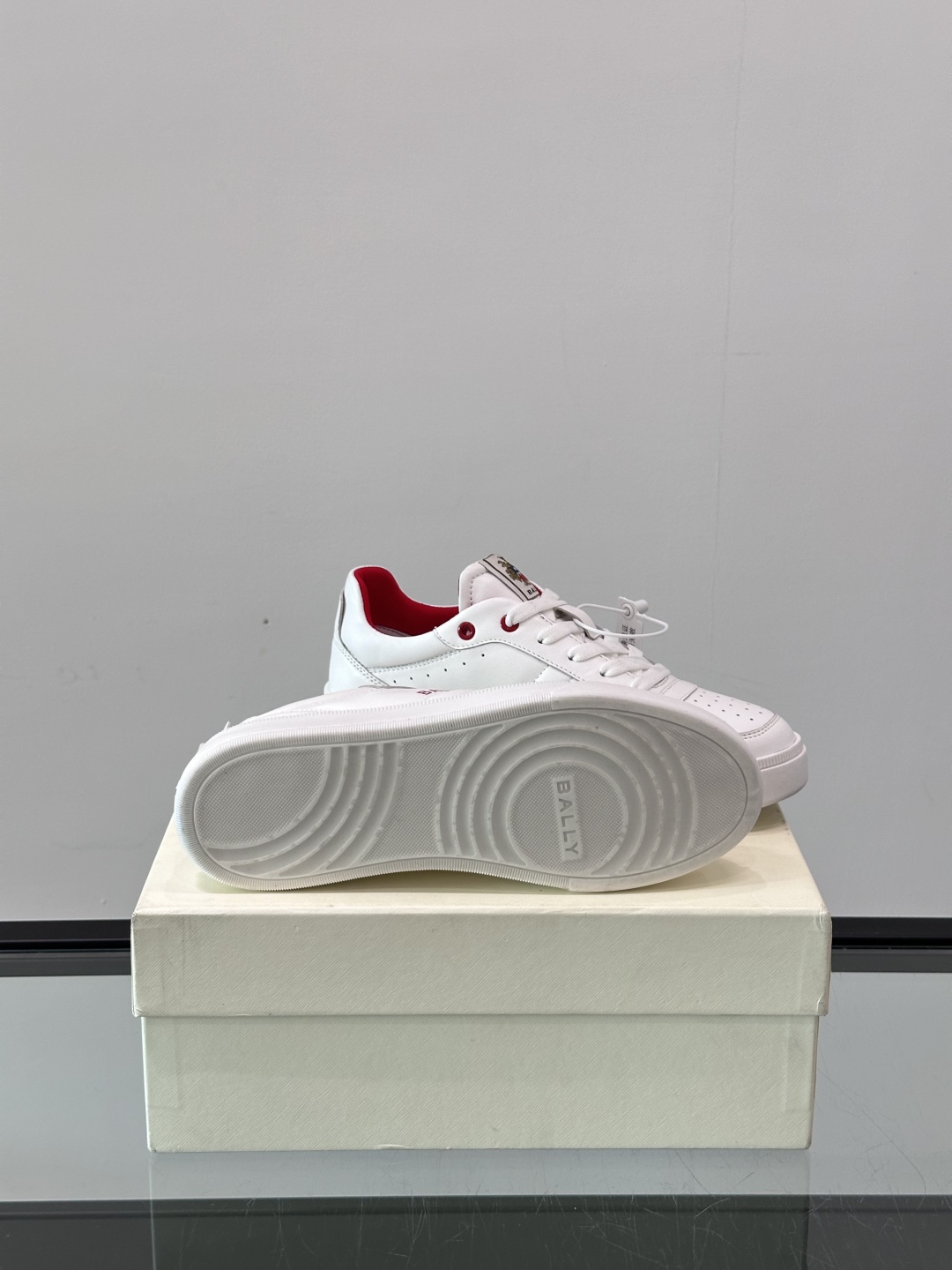 BALLY/巴利 男士新款皮革休闲运动鞋，这款运动鞋采用进口小牛皮制成，搭配经典橡胶鞋底，在永恒的设计中