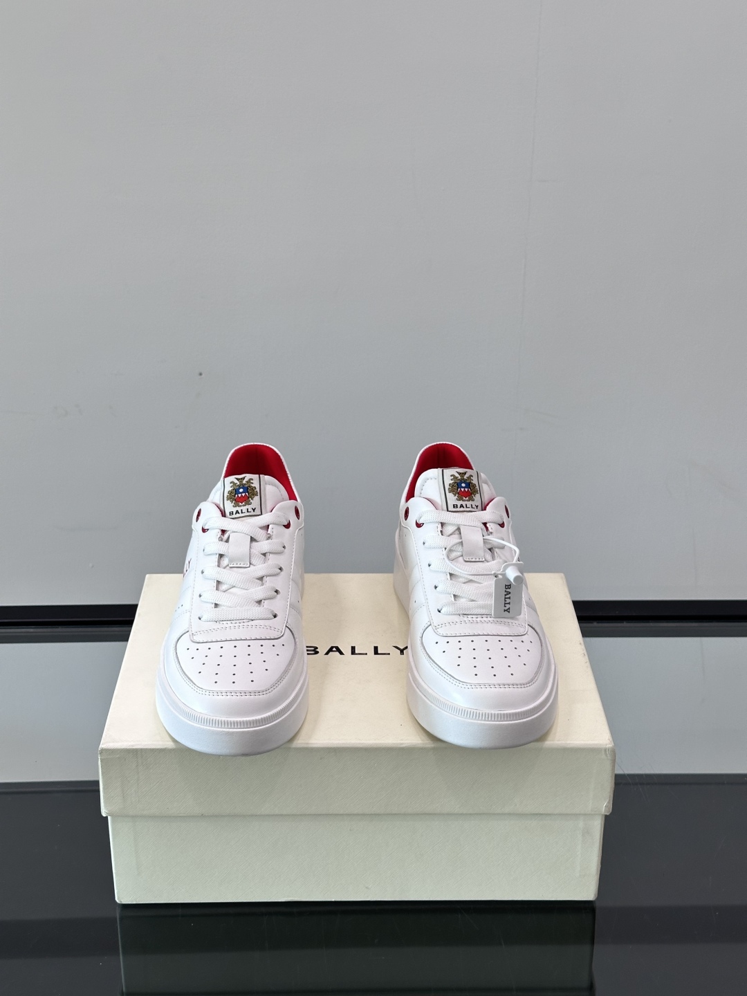 BALLY/巴利 男士新款皮革休闲运动鞋，这款运动鞋采用进口小牛皮制成，搭配经典橡胶鞋底，在永恒的设计中