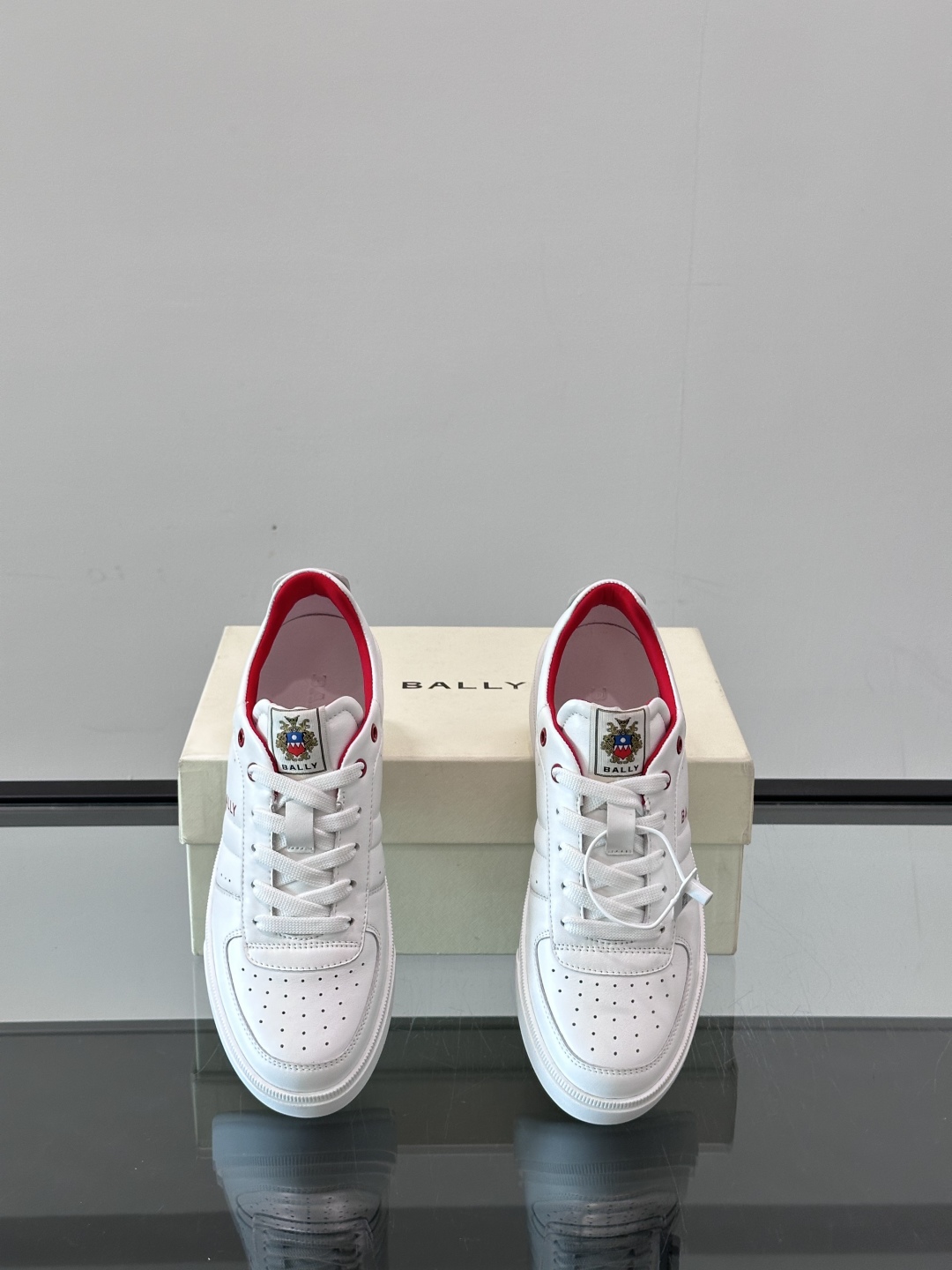 BALLY/巴利 男士新款皮革休闲运动鞋，这款运动鞋采用进口小牛皮制成，搭配经典橡胶鞋底，在永恒的设计中
