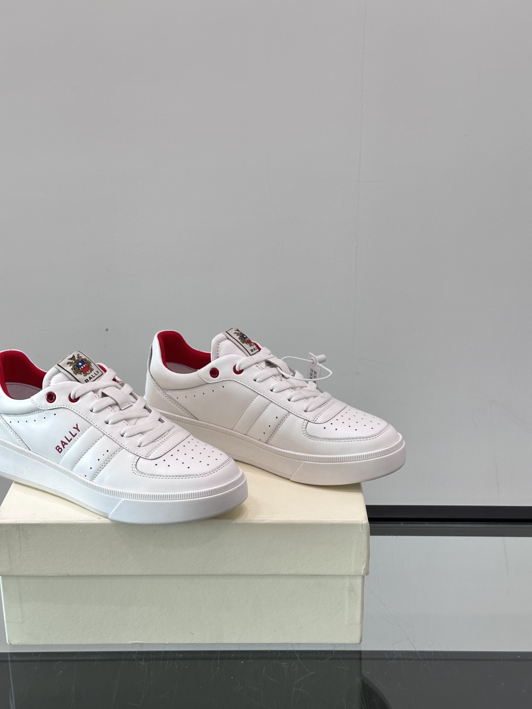 BALLY/巴利 男士新款皮革休闲运动鞋，这款运动鞋采用进口小牛皮制成，搭配经典橡胶鞋底，在永恒的设计中
