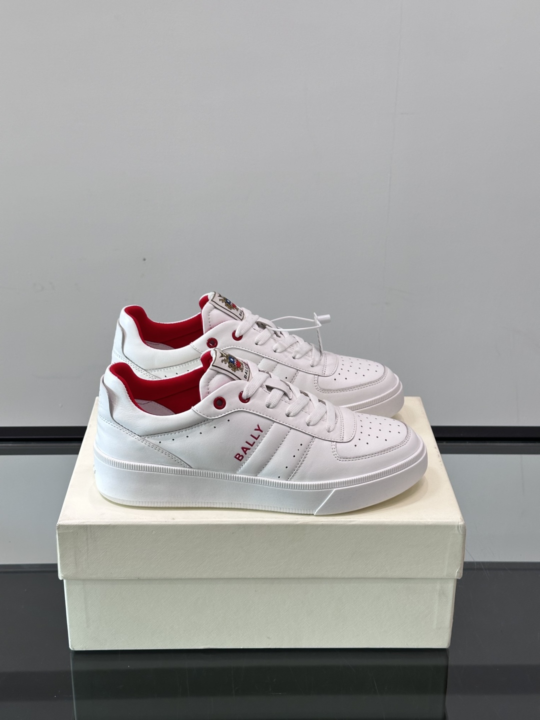 BALLY/巴利 男士新款皮革休闲运动鞋，这款运动鞋采用进口小牛皮制成，搭配经典橡胶鞋底，在永恒的设计中