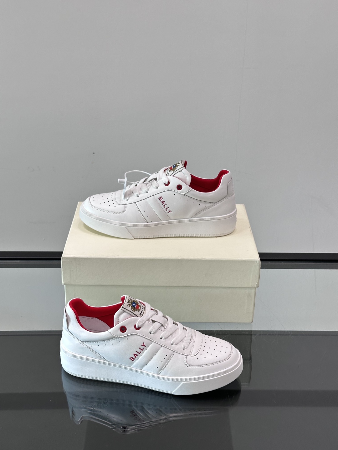 BALLY/巴利 男士新款皮革休闲运动鞋，这款运动鞋采用进口小牛皮制成，搭配经典橡胶鞋底，在永恒的设计中