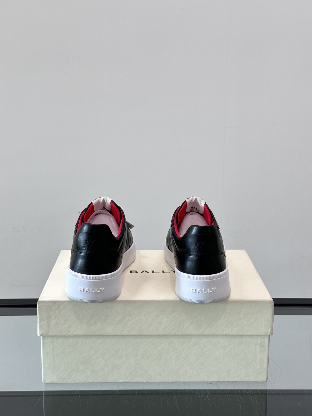 BALLY/巴利 男士新款皮革休闲运动鞋，这款运动鞋采用进口小牛皮制成，搭配经典橡胶鞋底，在永恒的设计中