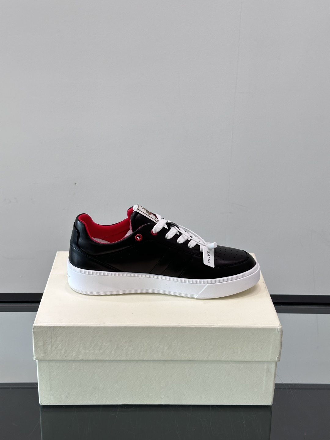 BALLY/巴利 男士新款皮革休闲运动鞋，这款运动鞋采用进口小牛皮制成，搭配经典橡胶鞋底，在永恒的设计中