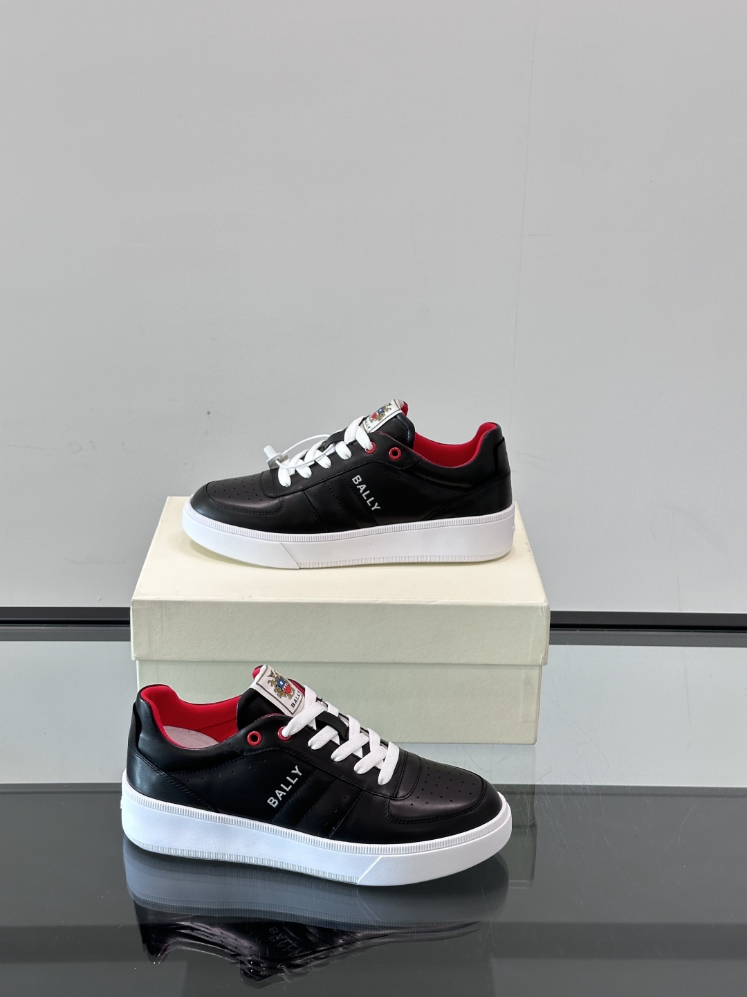 BALLY/巴利 男士新款皮革休闲运动鞋，这款运动鞋采用进口小牛皮制成，搭配经典橡胶鞋底，在永恒的设计中