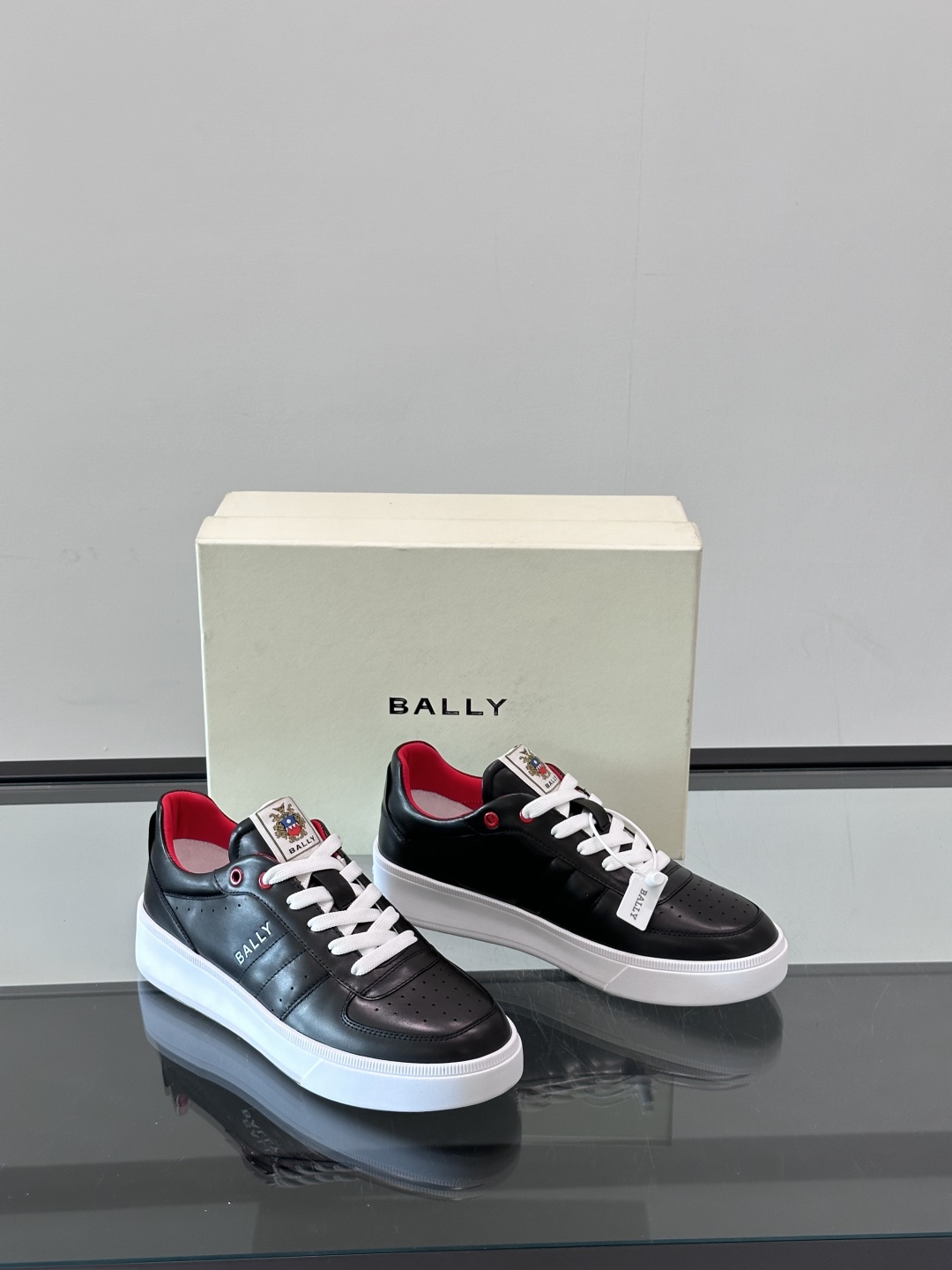 BALLY/巴利 男士新款皮革休闲运动鞋，这款运动鞋采用进口小牛皮制成，搭配经典橡胶鞋底，在永恒的设计中