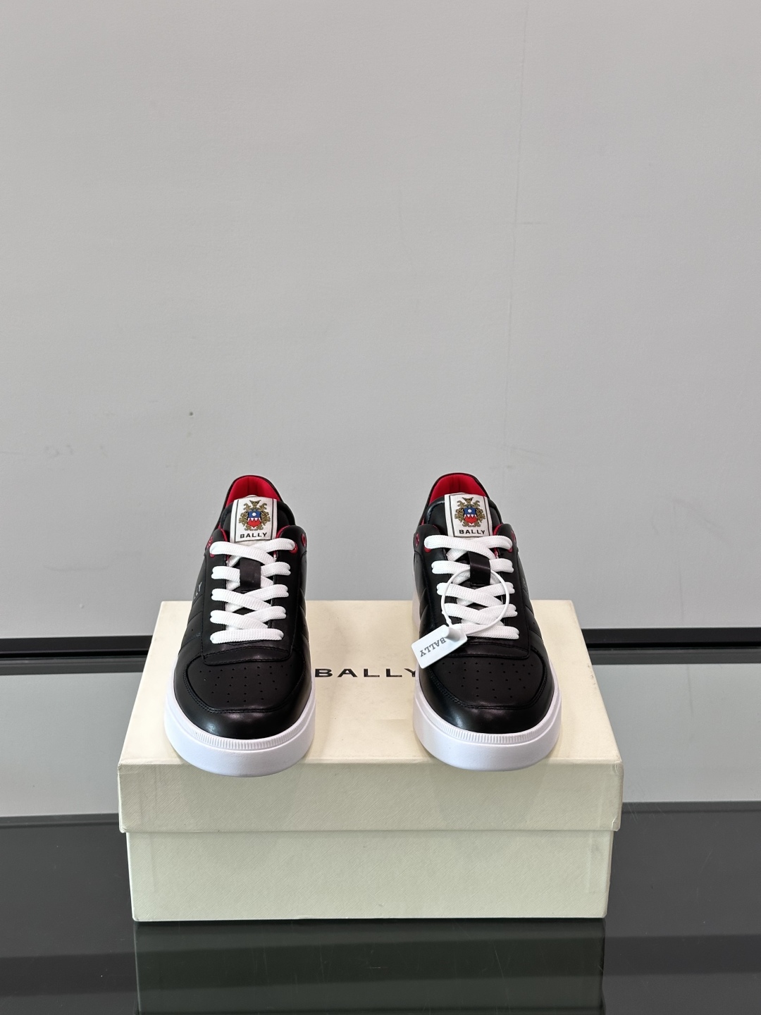 BALLY/巴利 男士新款皮革休闲运动鞋，这款运动鞋采用进口小牛皮制成，搭配经典橡胶鞋底，在永恒的设计中
