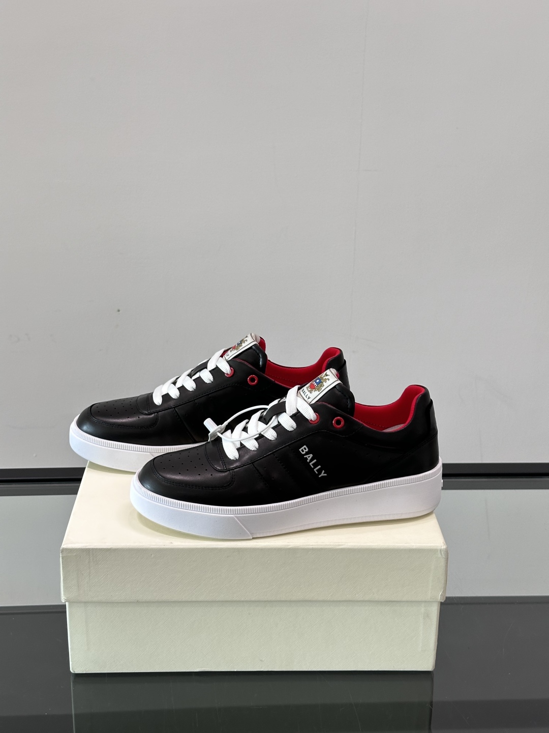 BALLY/巴利 男士新款皮革休闲运动鞋，这款运动鞋采用进口小牛皮制成，搭配经典橡胶鞋底，在永恒的设计中