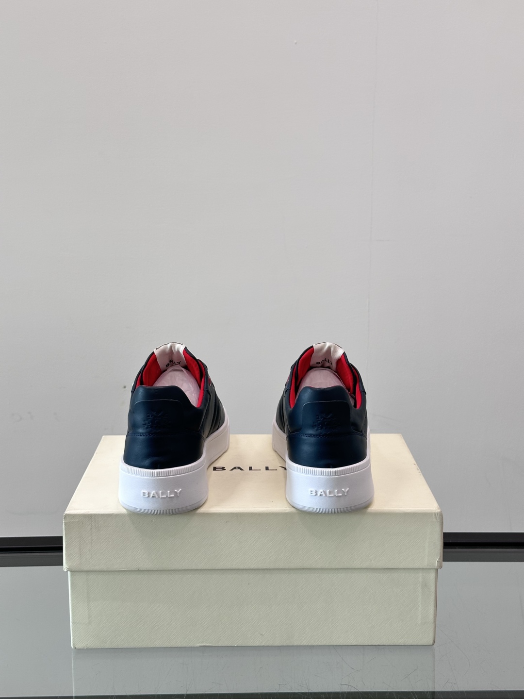 BALLY/巴利 男士新款皮革休闲运动鞋，这款运动鞋采用进口小牛皮制成，搭配经典橡胶鞋底，在永恒的设计中