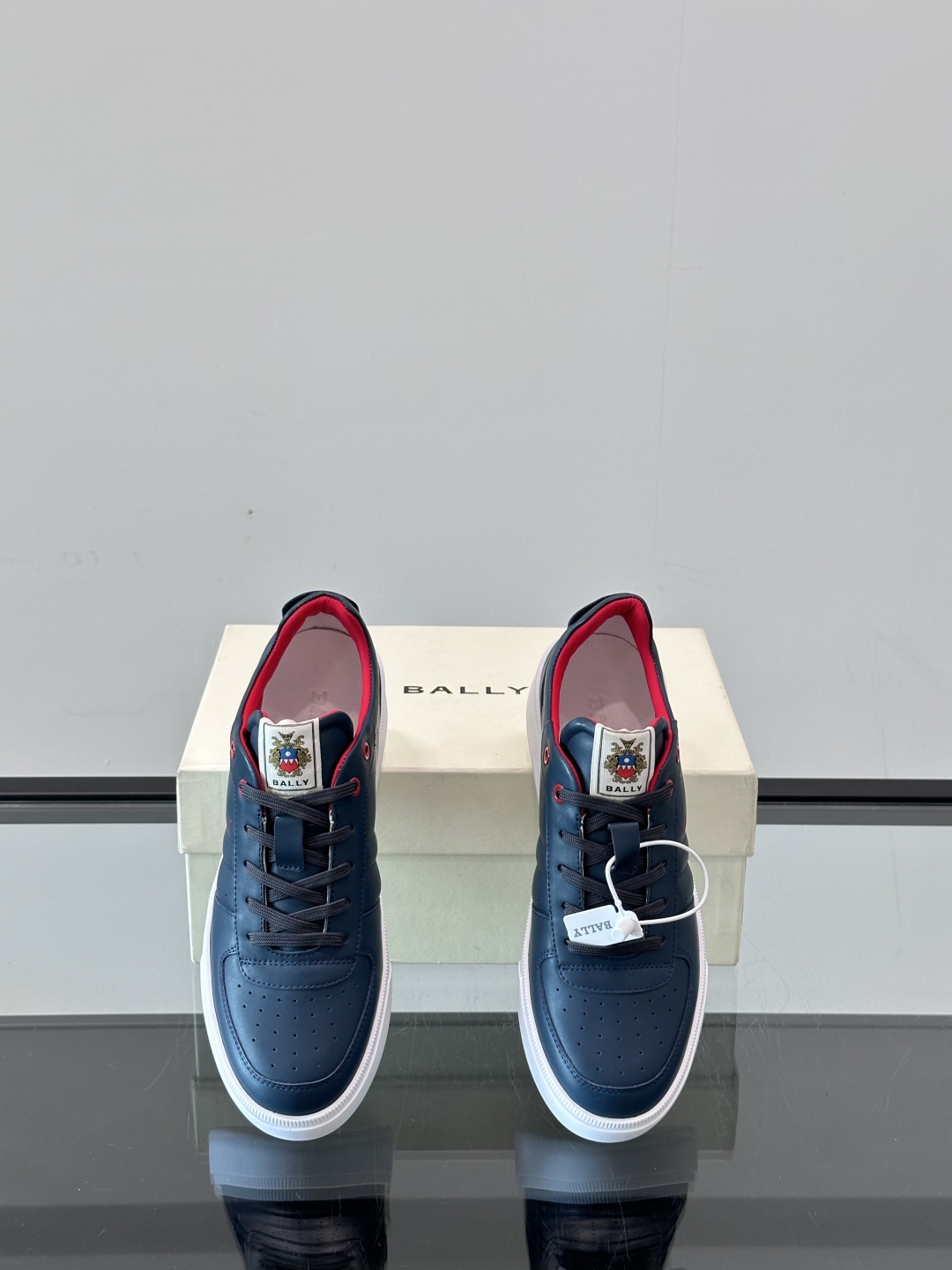 BALLY/巴利 男士新款皮革休闲运动鞋，这款运动鞋采用进口小牛皮制成，搭配经典橡胶鞋底，在永恒的设计中