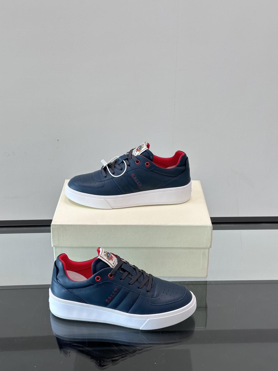 BALLY/巴利 男士新款皮革休闲运动鞋，这款运动鞋采用进口小牛皮制成，搭配经典橡胶鞋底，在永恒的设计中