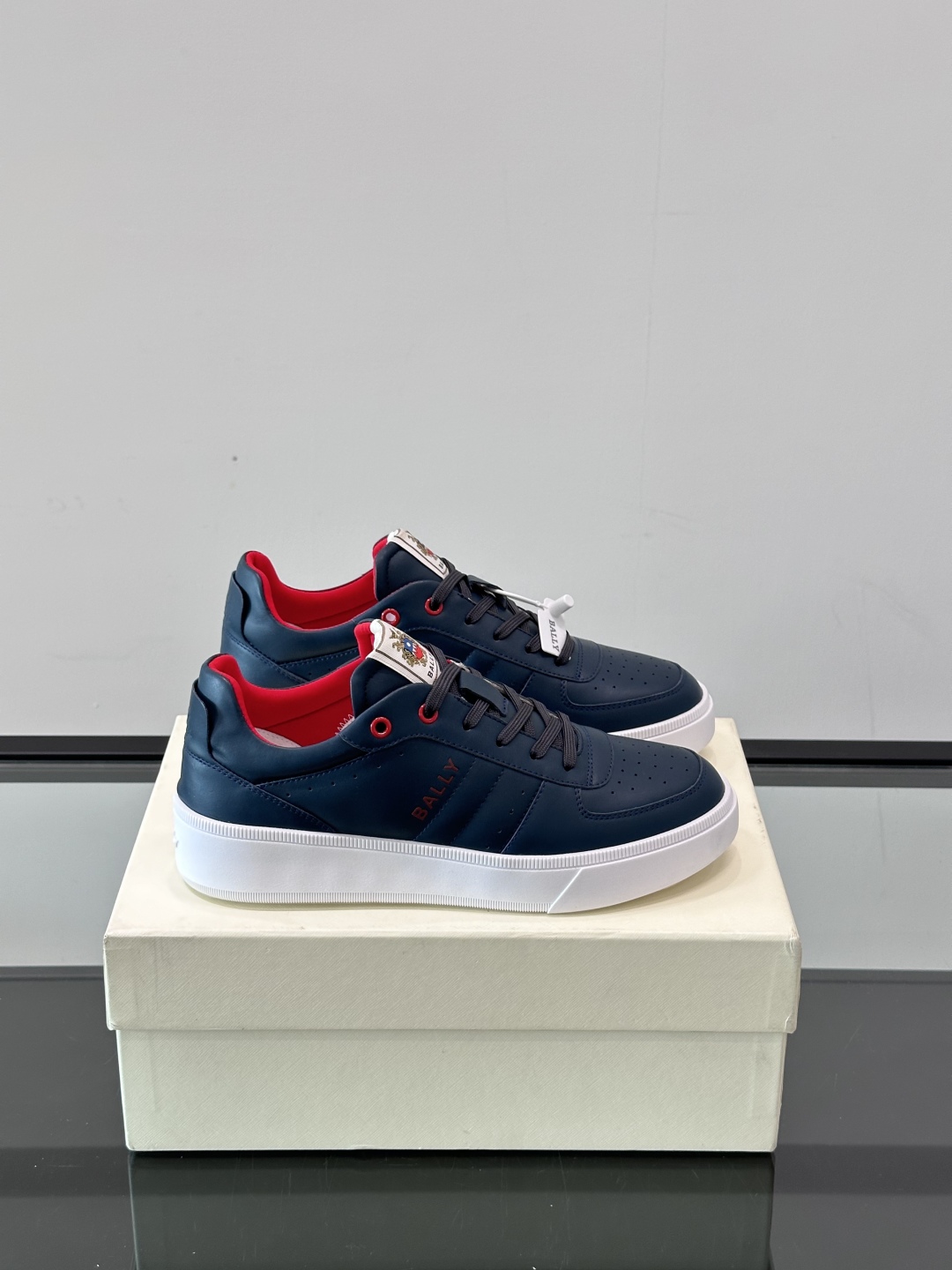 BALLY/巴利 男士新款皮革休闲运动鞋，这款运动鞋采用进口小牛皮制成，搭配经典橡胶鞋底，在永恒的设计中