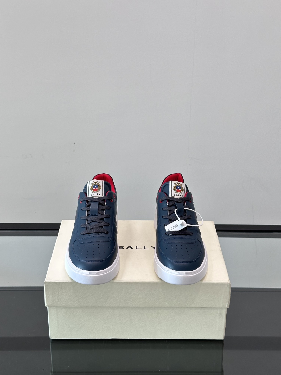 BALLY/巴利 男士新款皮革休闲运动鞋，这款运动鞋采用进口小牛皮制成，搭配经典橡胶鞋底，在永恒的设计中