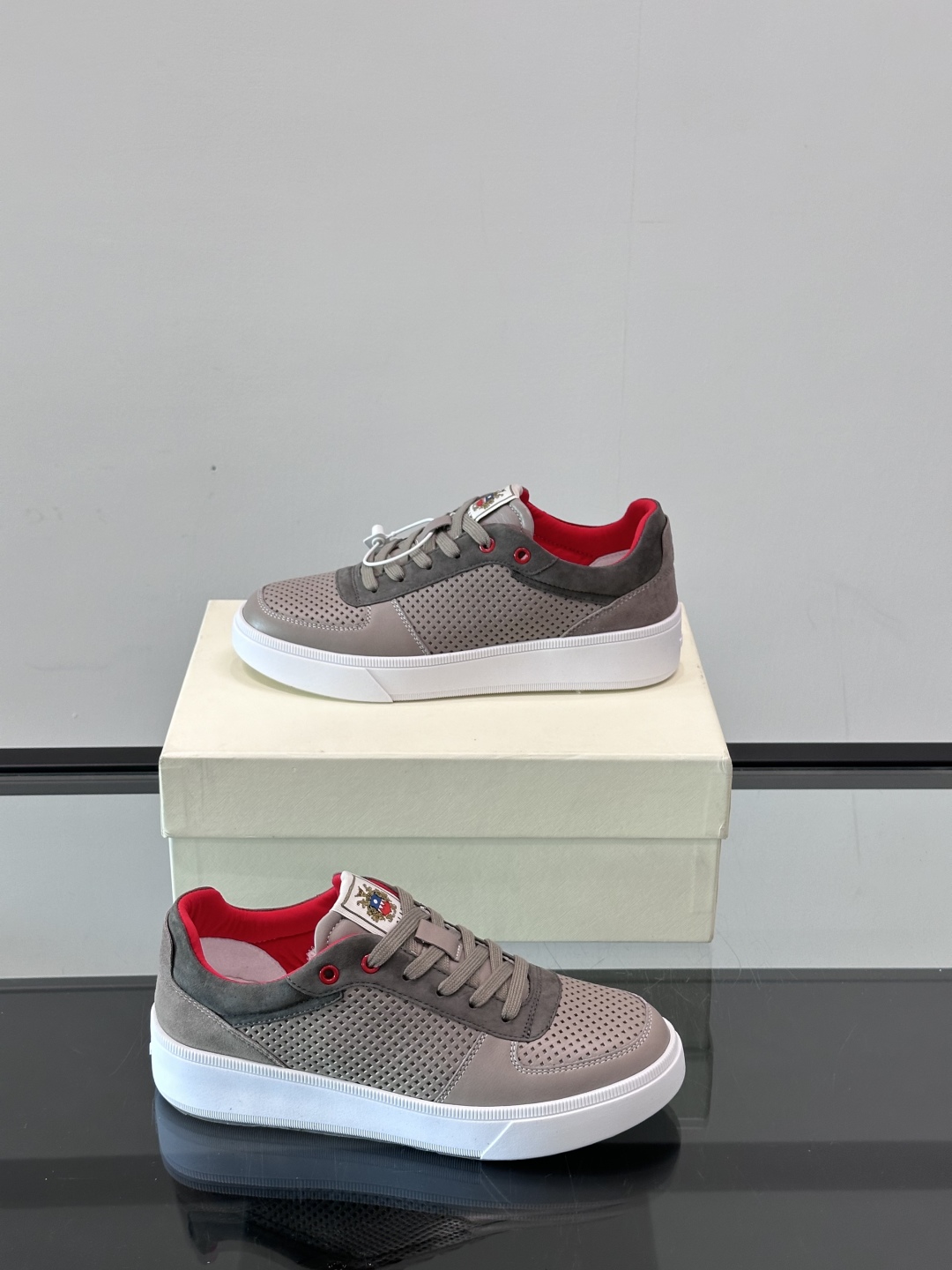 BALLY/巴利 男士新款皮革休闲运动鞋，这款运动鞋采用进口小牛皮制成，搭配经典橡胶鞋底，在永恒的设计中