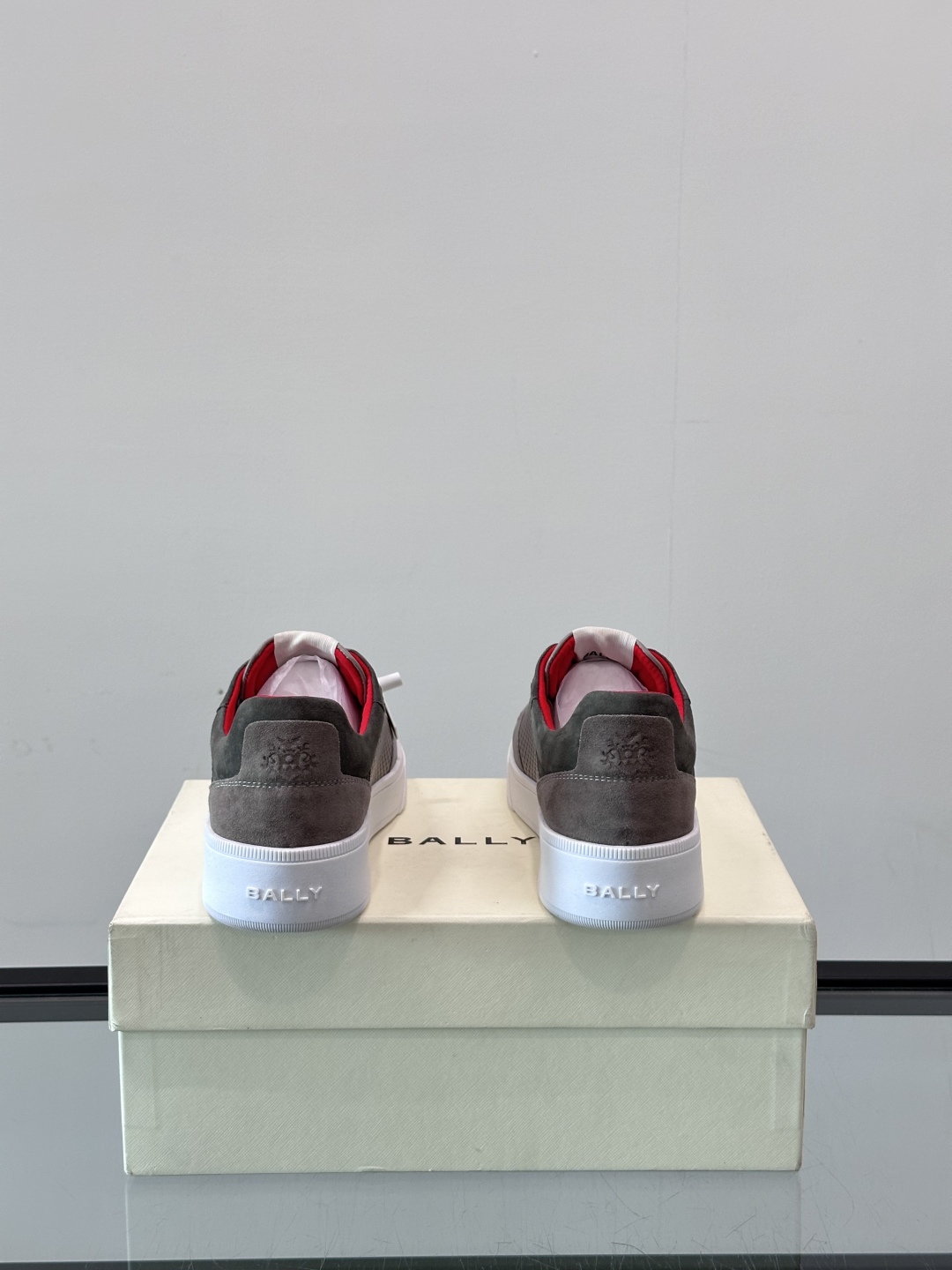 BALLY/巴利 男士新款皮革休闲运动鞋，这款运动鞋采用进口小牛皮制成，搭配经典橡胶鞋底，在永恒的设计中