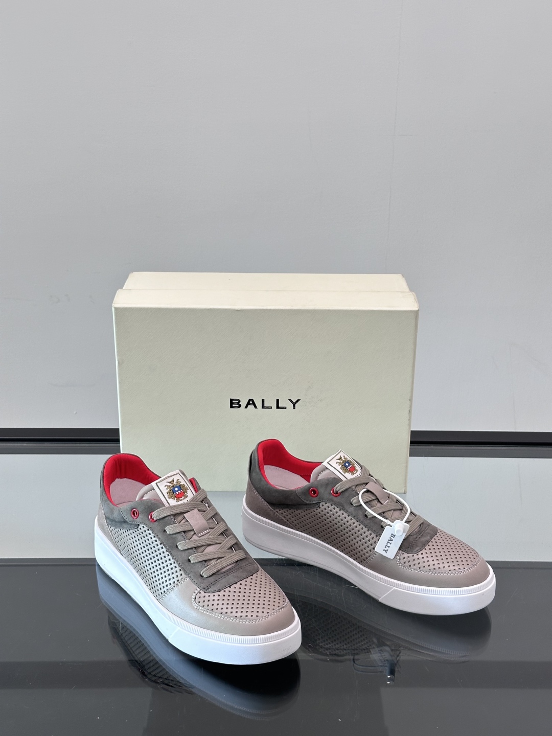 BALLY/巴利 男士新款皮革休闲运动鞋，这款运动鞋采用进口小牛皮制成，搭配经典橡胶鞋底，在永恒的设计中