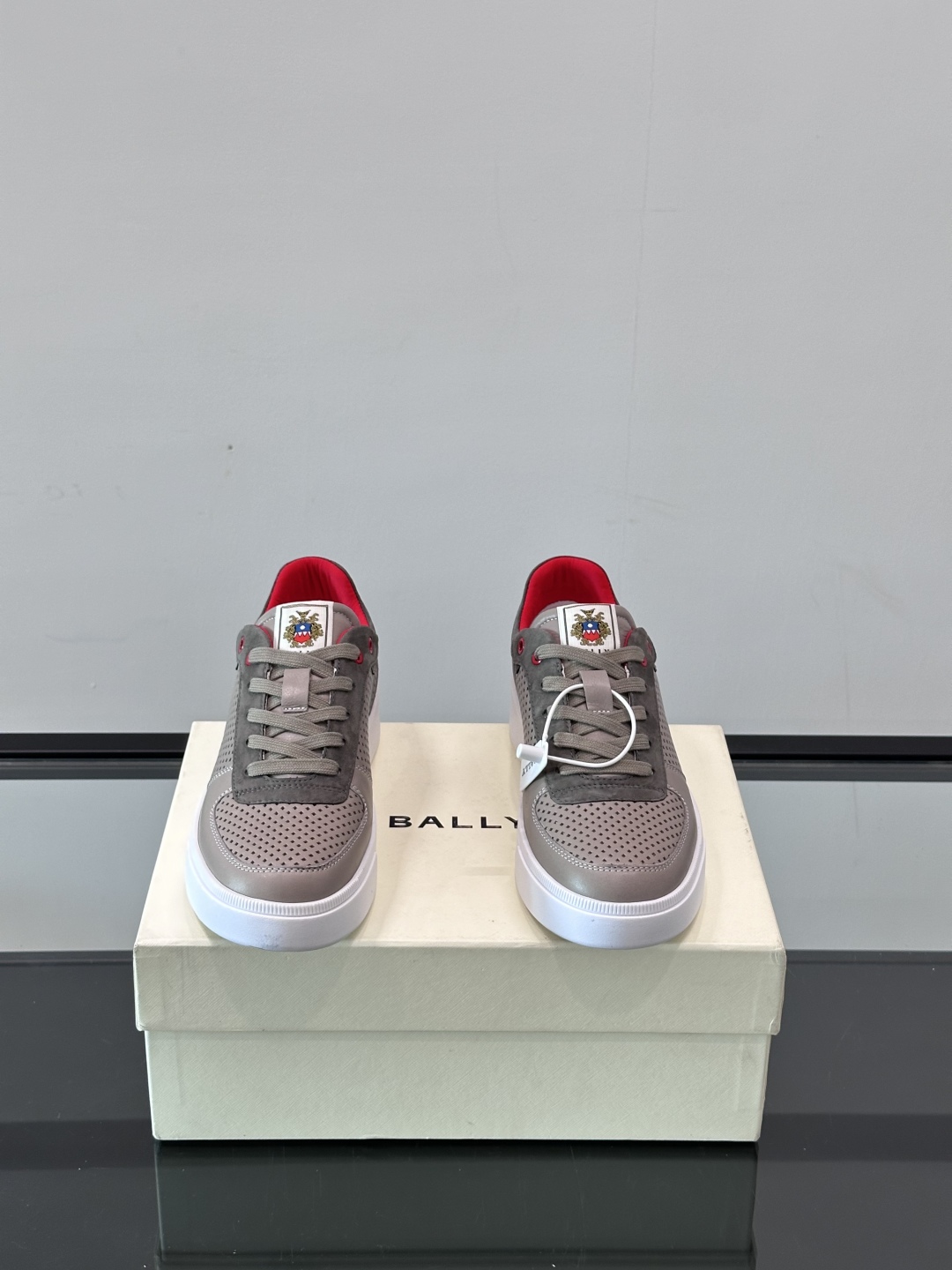 BALLY/巴利 男士新款皮革休闲运动鞋，这款运动鞋采用进口小牛皮制成，搭配经典橡胶鞋底，在永恒的设计中