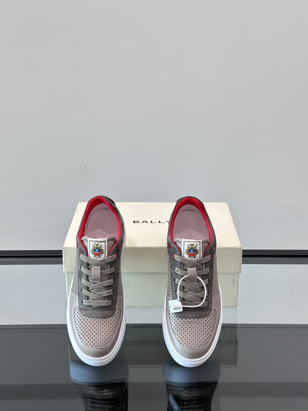 BALLY/巴利 男士新款皮革休闲运动鞋，这款运动鞋采用进口小牛皮制成，搭配经典橡胶鞋底，在永恒的设计中