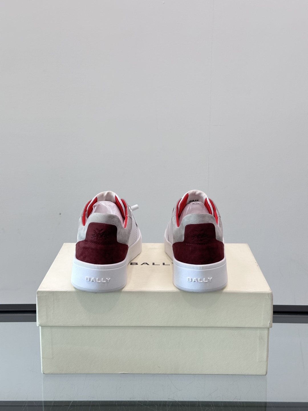 BALLY/巴利 男士新款皮革休闲运动鞋，这款运动鞋采用进口小牛皮制成，搭配经典橡胶鞋底，在永恒的设计中
