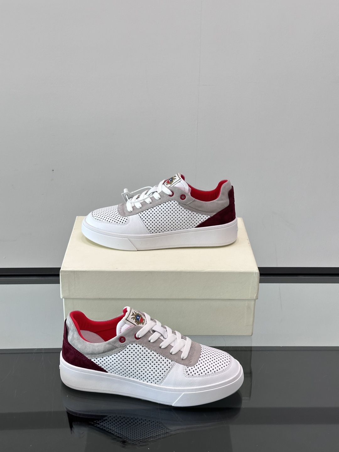 BALLY/巴利 男士新款皮革休闲运动鞋，这款运动鞋采用进口小牛皮制成，搭配经典橡胶鞋底，在永恒的设计中