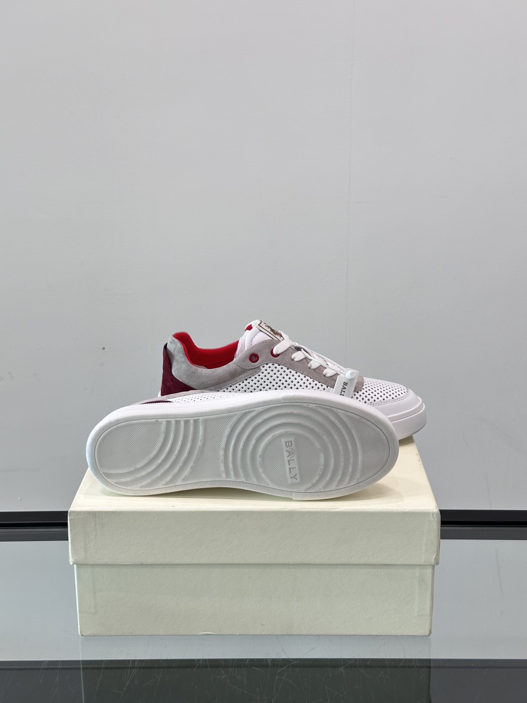 BALLY/巴利 男士新款皮革休闲运动鞋，这款运动鞋采用进口小牛皮制成，搭配经典橡胶鞋底，在永恒的设计中